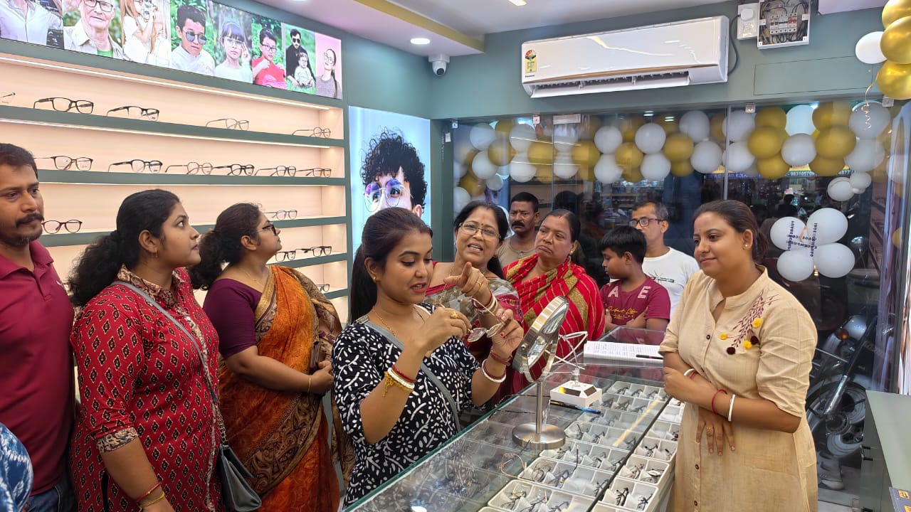 Premium eyewear display
